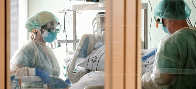 Foto de archivo de médicos y sanitarios del Complejo Hospitalario Universitario Insular-Materno de Gran Canaria atendiendo a pacientes con coronavirus / EFE Ángel Medina G.